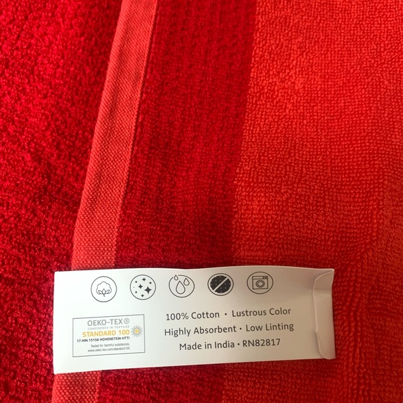 Set of 2 red Lacoste bath towels - Picture 2 of 3